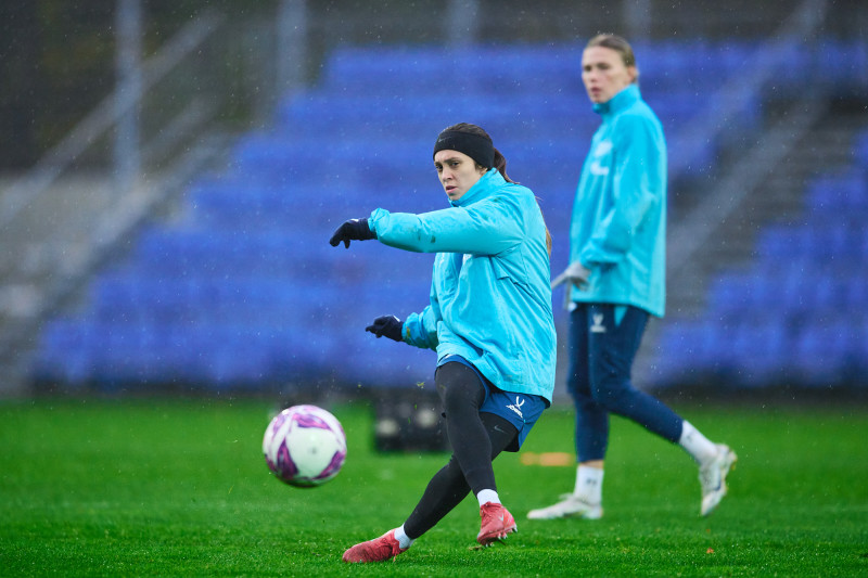 Тренировка женской команды перед матчем со «Звездой-2005»