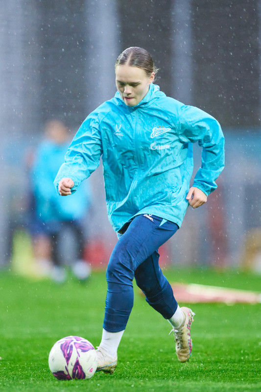 Тренировка женской команды перед матчем со «Звездой-2005»