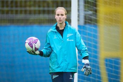 Тренировка женской команды перед матчем со «Звездой-2005»