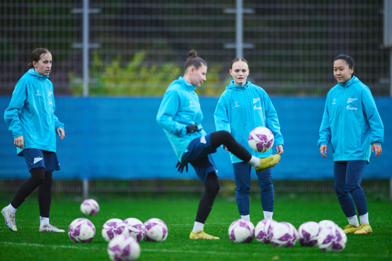 Тренировка женской команды перед матчем со «Звездой-2005»