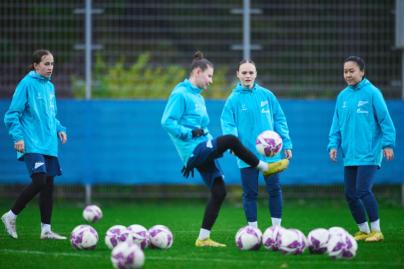 Тренировка женской команды перед матчем со «Звездой-2005»