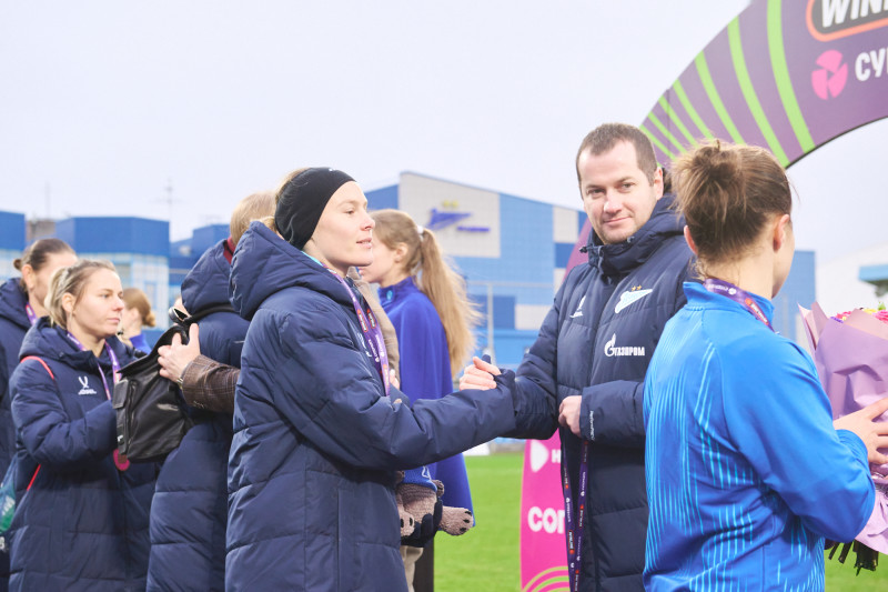 Церемония награждения женской команды «Зенит» бронзовыми медалями Суперлиги-2025