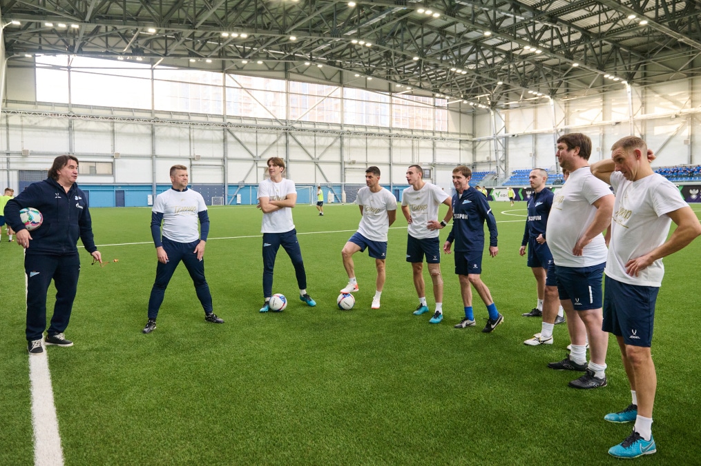 Выпускной в «Газпром»-Академии: матч между тренерами и выпускниками