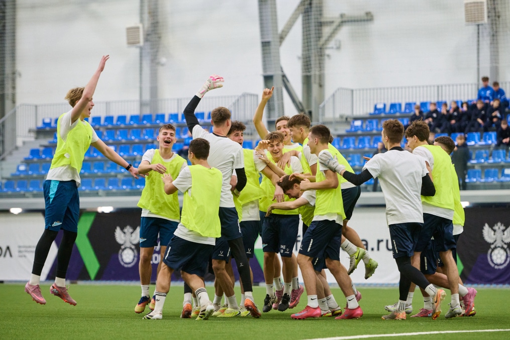 Выпускной в «Газпром»-Академии: матч между тренерами и выпускниками