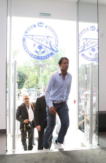 Бруну Алвеш в магазине  «Зенит-Арена»