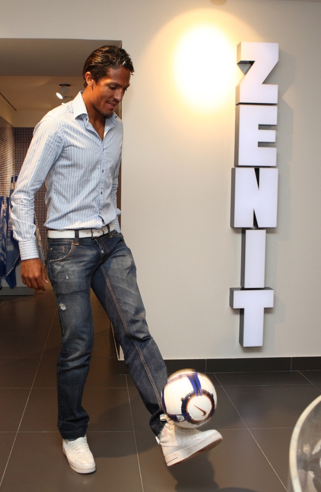 Бруну Алвеш в магазине  «Зенит-Арена»