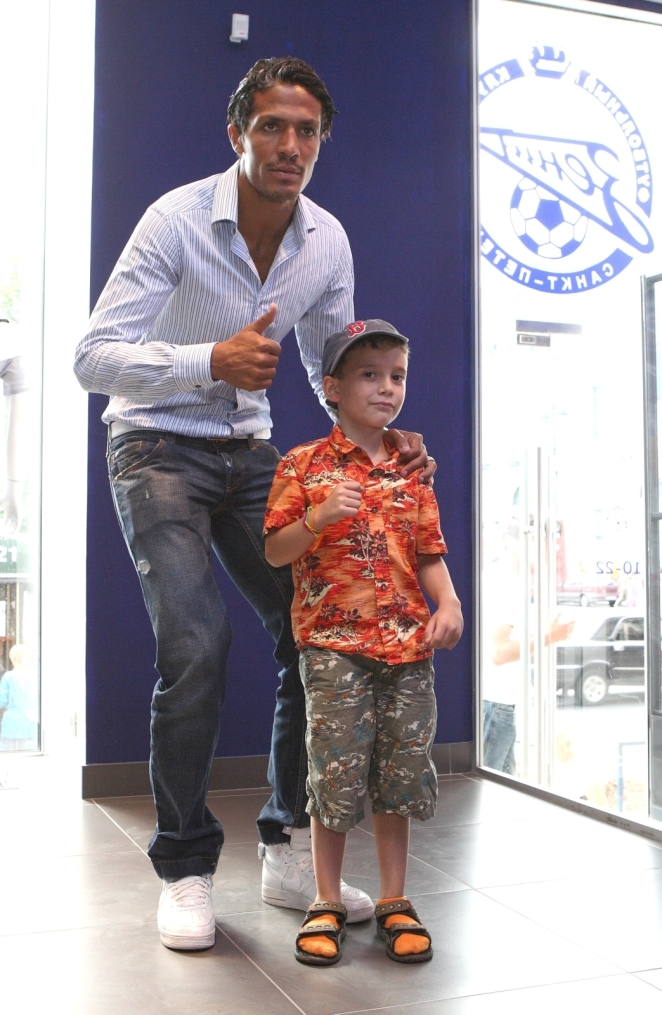 Бруну Алвеш в магазине  «Зенит-Арена»