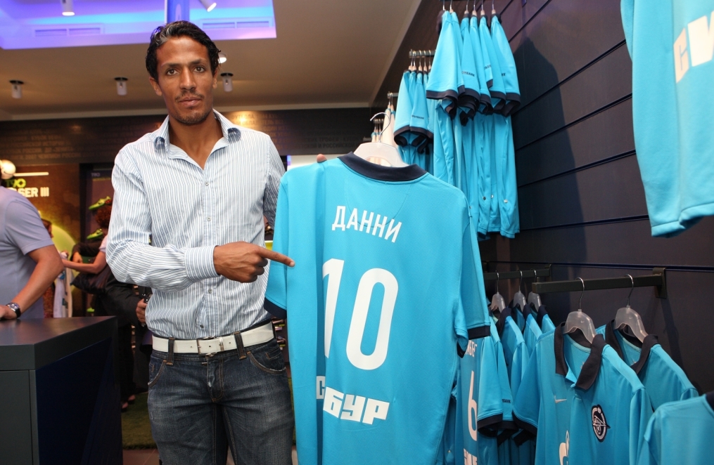 Бруну Алвеш в магазине  «Зенит-Арена»