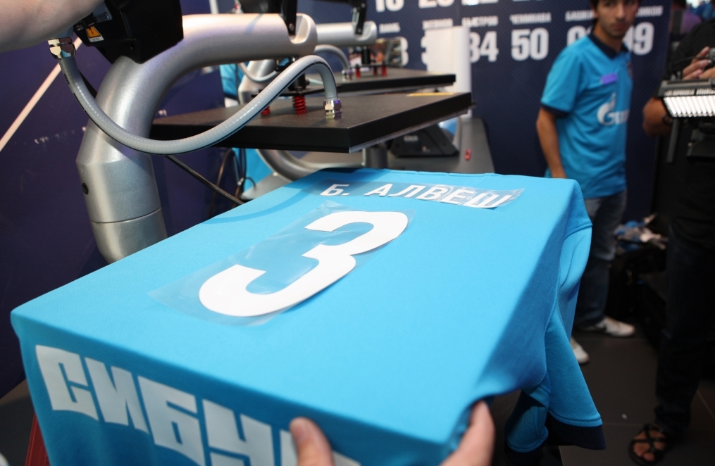 Бруну Алвеш в магазине  «Зенит-Арена»