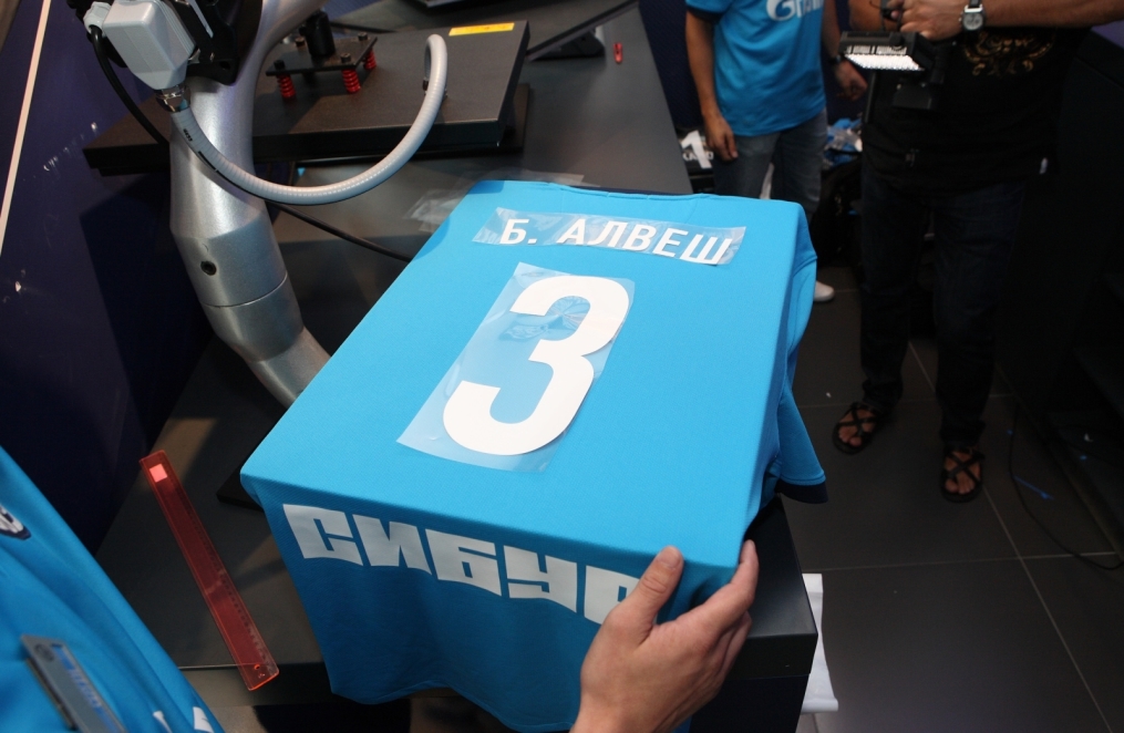 Бруну Алвеш в магазине  «Зенит-Арена»