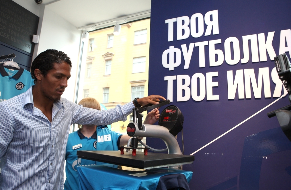 Бруну Алвеш в магазине  «Зенит-Арена»