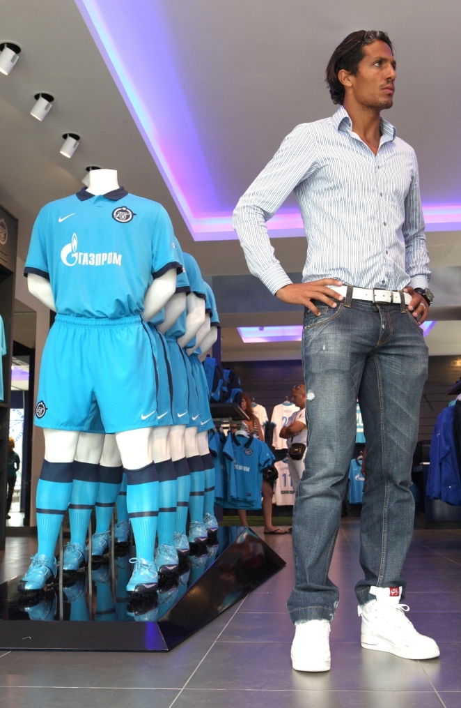 Бруну Алвеш в магазине  «Зенит-Арена»