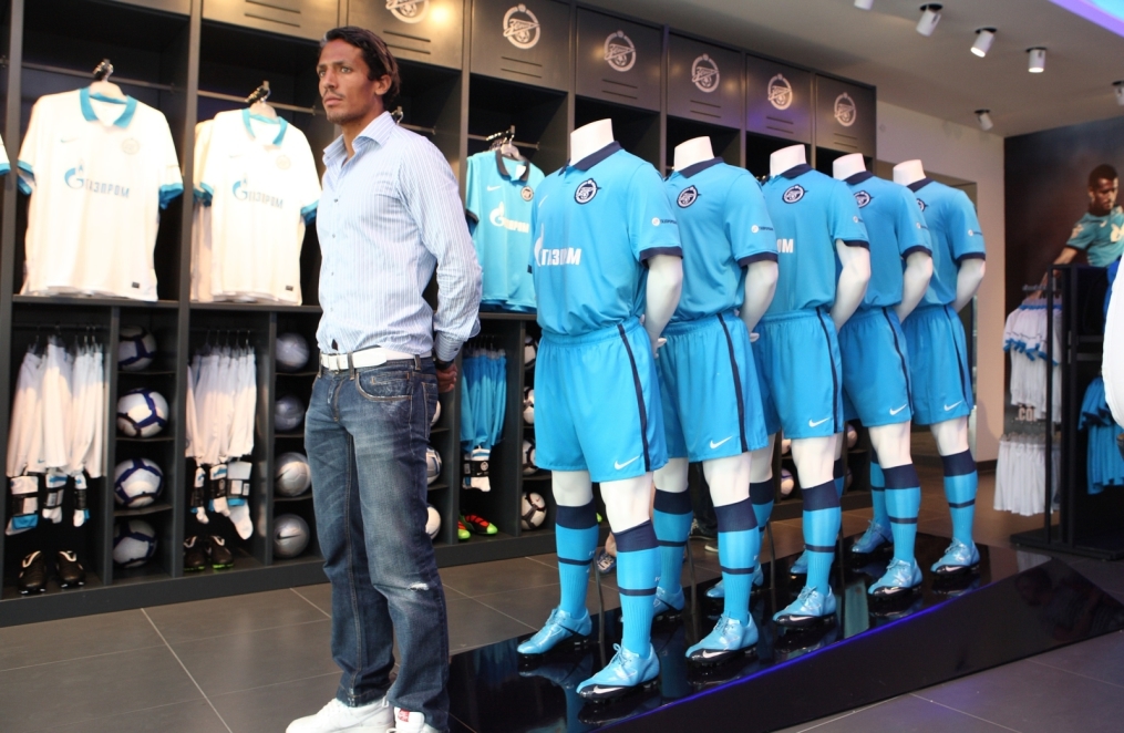 Бруну Алвеш в магазине  «Зенит-Арена»