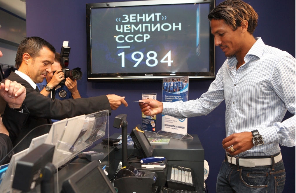 Бруну Алвеш в магазине  «Зенит-Арена»