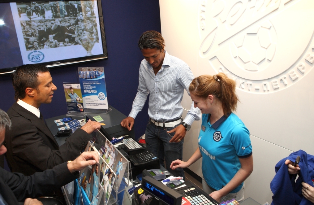 Бруну Алвеш в магазине  «Зенит-Арена»