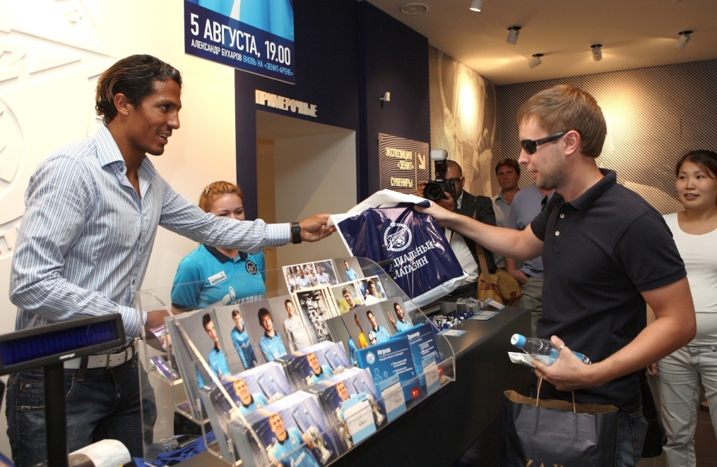 Бруну Алвеш в магазине  «Зенит-Арена»