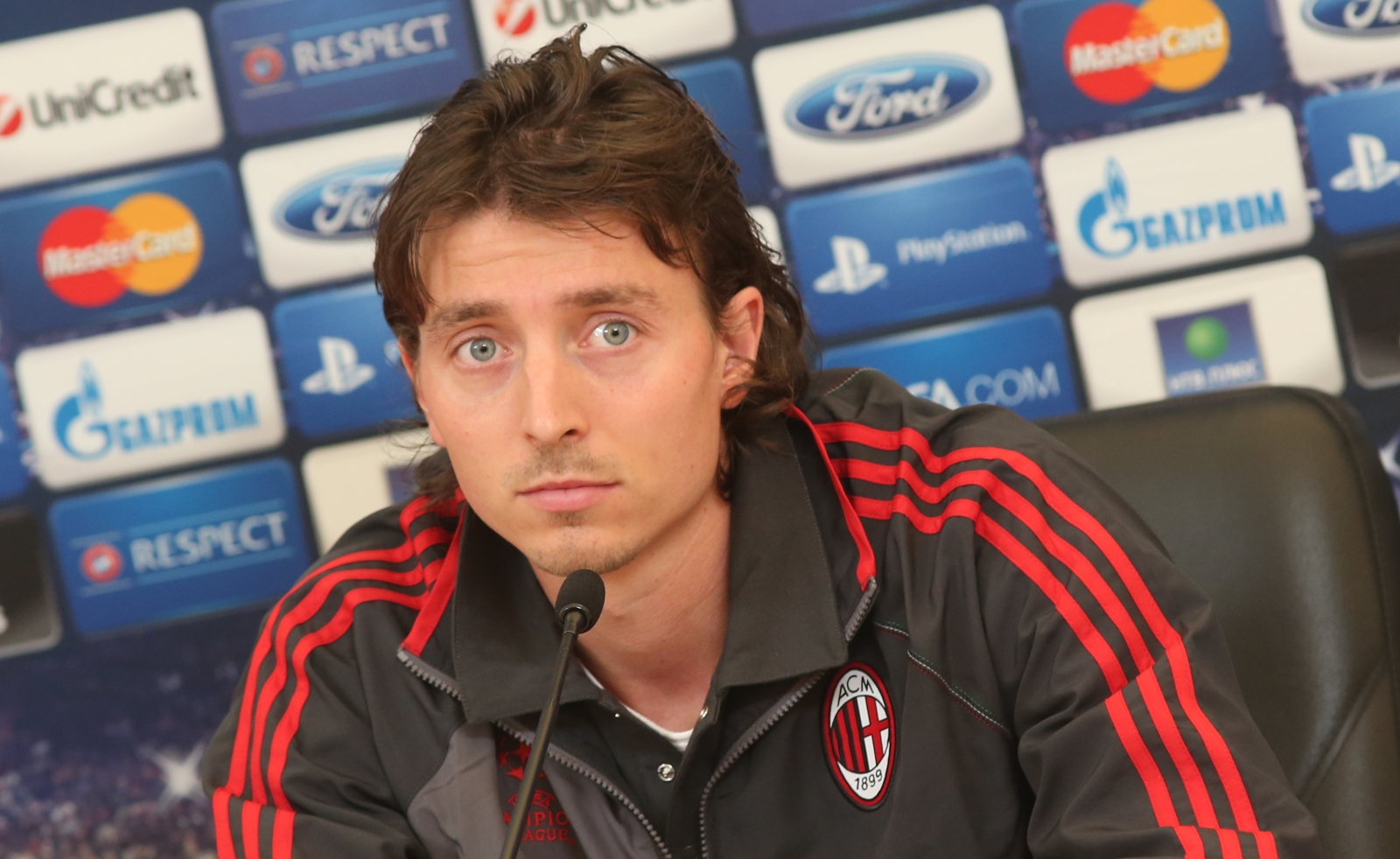 Полузащитник «Милан» Риккардо Монтоливо на пресс-конференции в преддверии  матча  Лиги чемпионов УЕФА 2012/13,  «Зенит» — «Милан»