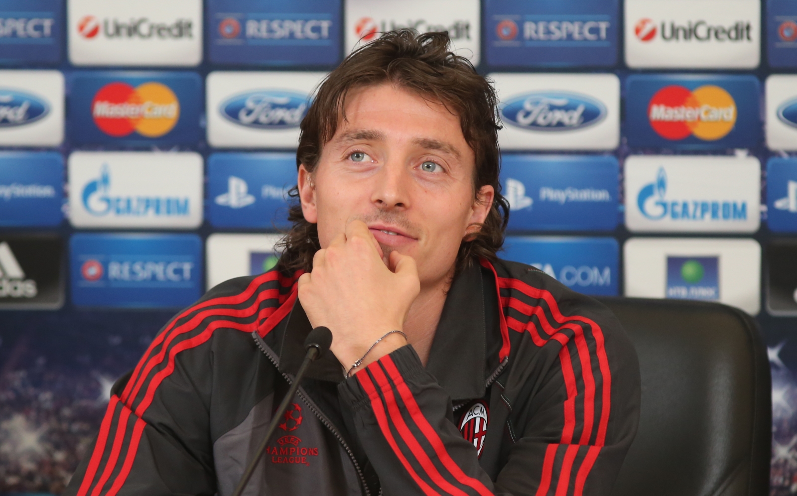 Полузащитник «Милан» Риккардо Монтоливо на пресс-конференции в преддверии  матча  Лиги чемпионов УЕФА 2012/13,  «Зенит» — «Милан»