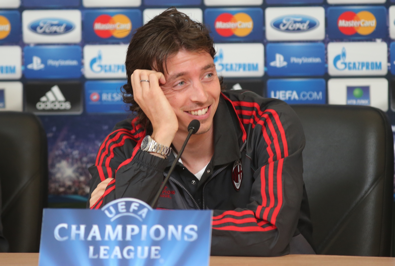 Полузащитник «Милан» Риккардо Монтоливо на пресс-конференции в преддверии  матча  Лиги чемпионов УЕФА 2012/13,  «Зенит» — «Милан»