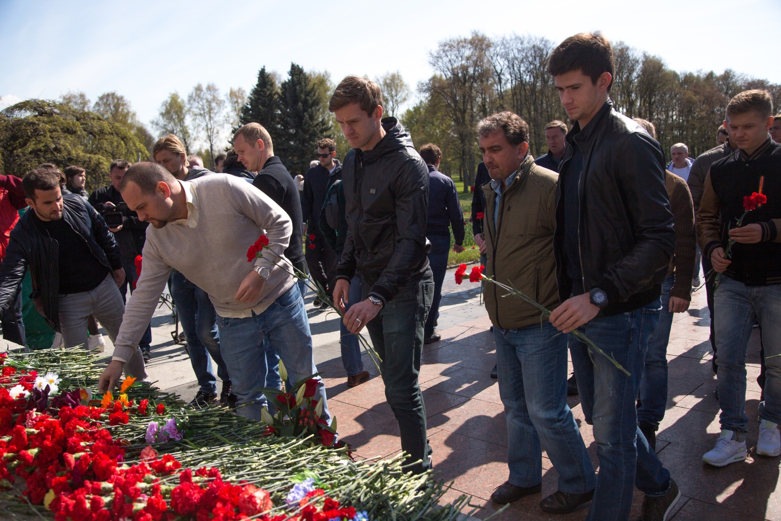 Зенитовцы возложили цветы к монументу «Мать-Родина»