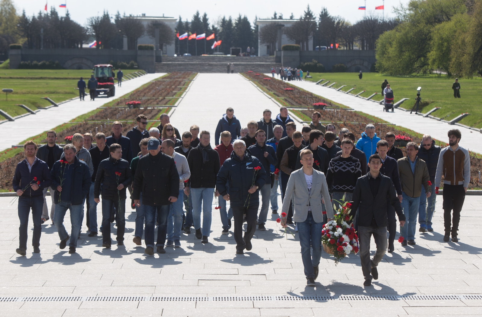 Зенитовцы возложили цветы к монументу «Мать-Родина»
