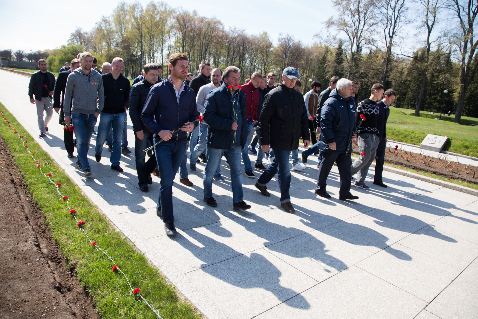 Зенитовцы возложили цветы к монументу «Мать-Родина»