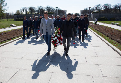 Зенитовцы возложили цветы к монументу «Мать-Родина»