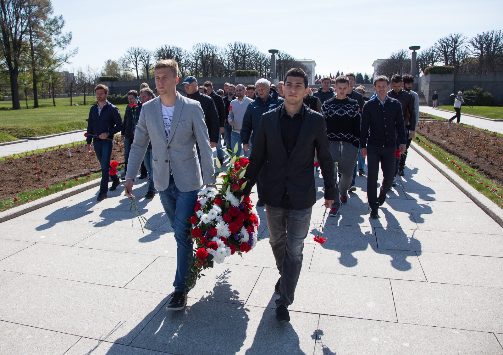 Зенитовцы возложили цветы к монументу «Мать-Родина»