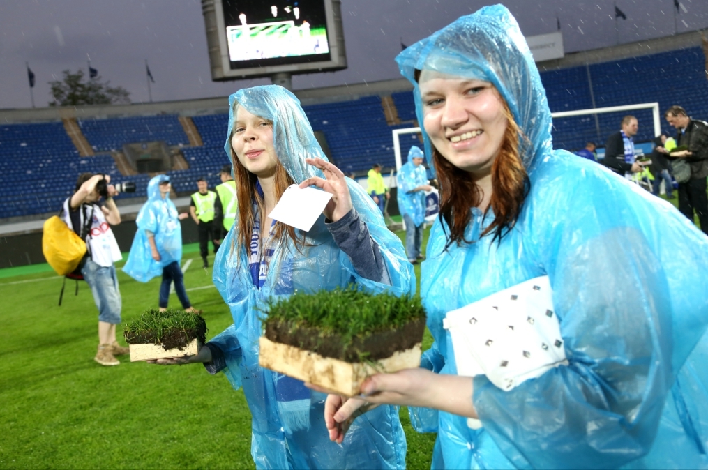 «ОБИ» подарил газон «Петровского» болельщикам