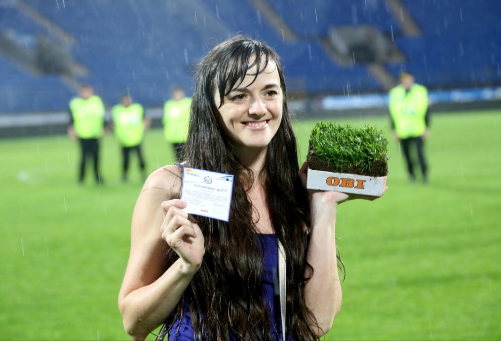 «ОБИ» подарил газон «Петровского» болельщикам