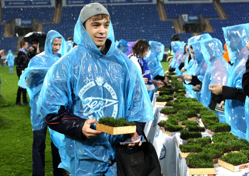 «ОБИ» подарил газон «Петровского» болельщикам