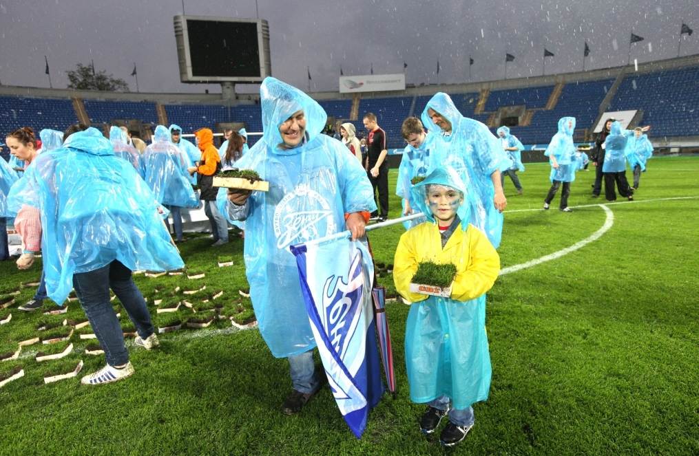 «ОБИ» подарил газон «Петровского» болельщикам