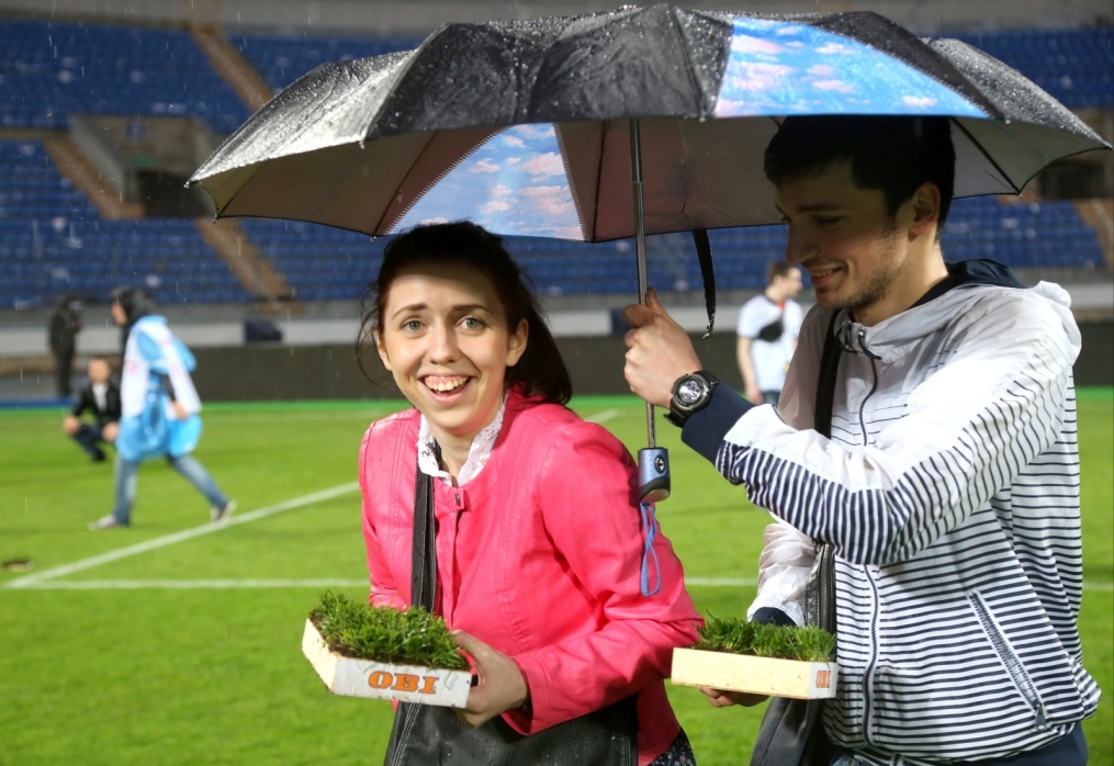 «ОБИ» подарил газон «Петровского» болельщикам