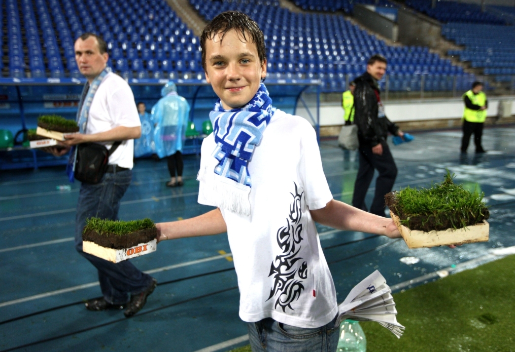 «ОБИ» подарил газон «Петровского» болельщикам