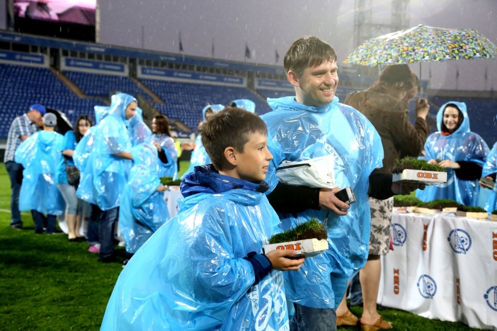 «ОБИ» подарил газон «Петровского» болельщикам