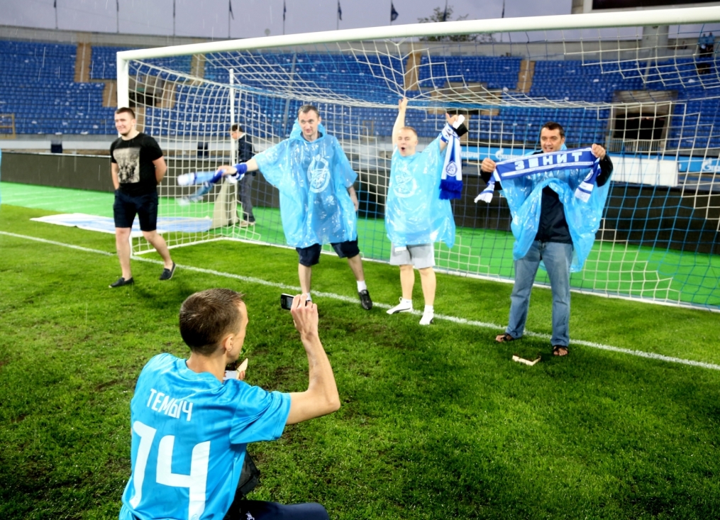 «ОБИ» подарил газон «Петровского» болельщикам