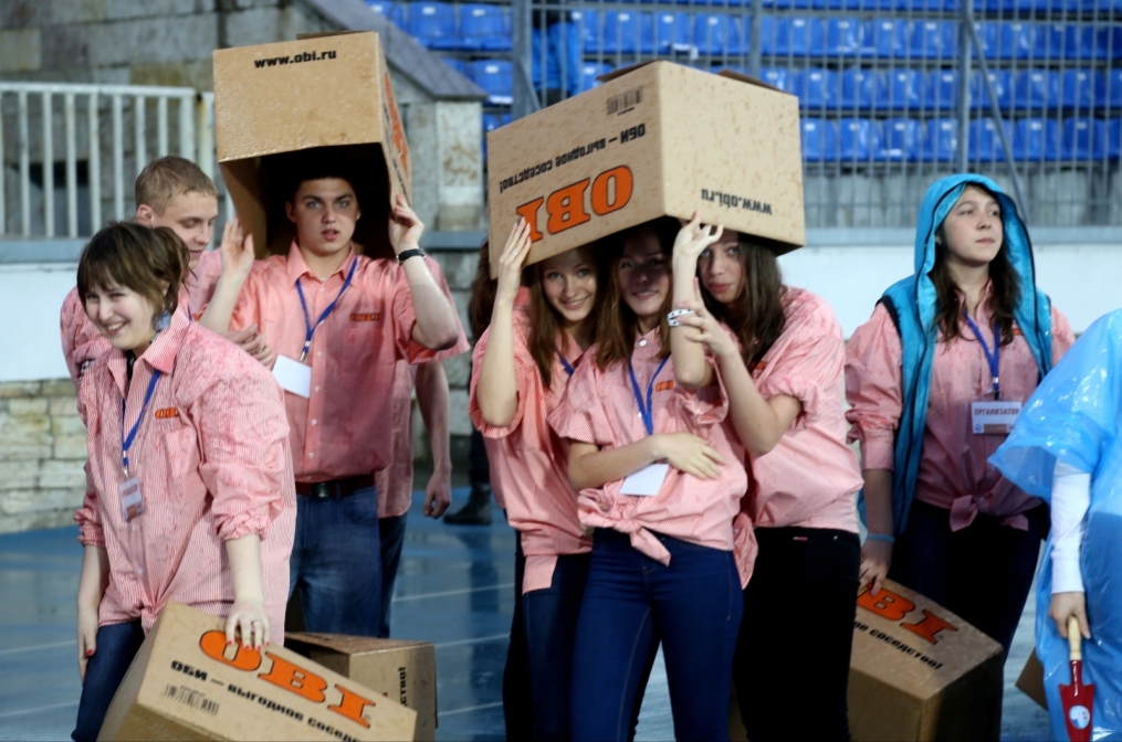 «ОБИ» подарил газон «Петровского» болельщикам