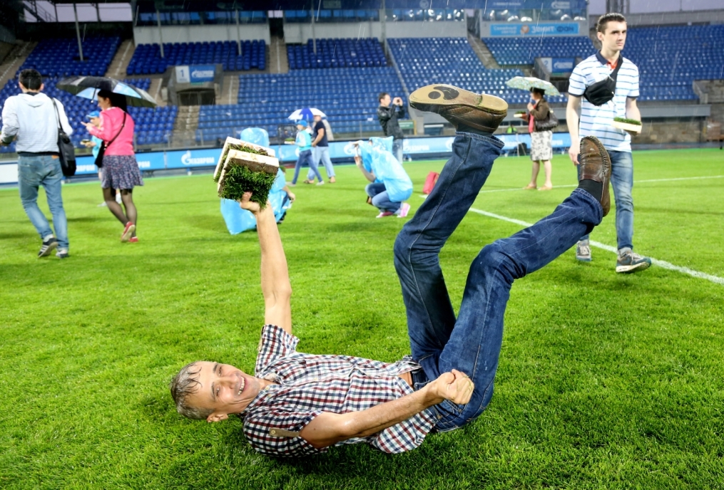 «ОБИ» подарил газон «Петровского» болельщикам