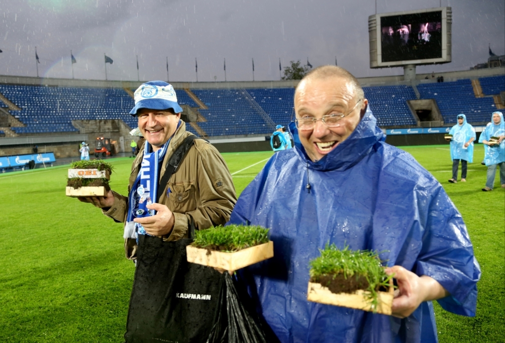 «ОБИ» подарил газон «Петровского» болельщикам