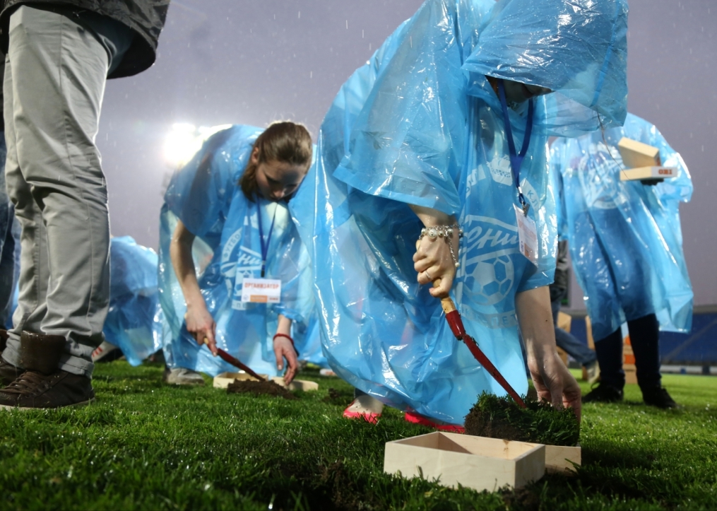 «ОБИ» подарил газон «Петровского» болельщикам