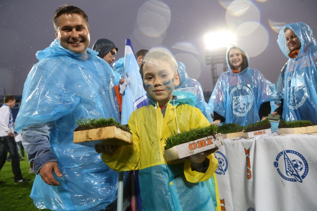 «ОБИ» подарил газон «Петровского» болельщикам