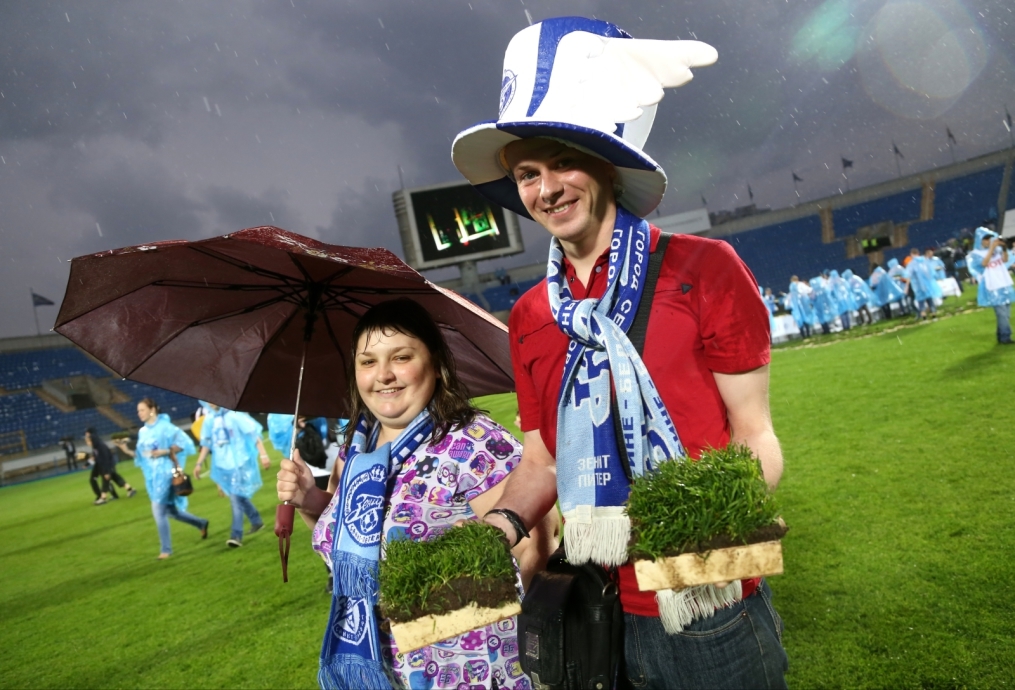 «ОБИ» подарил газон «Петровского» болельщикам