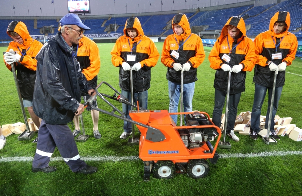 «ОБИ» подарил газон «Петровского» болельщикам