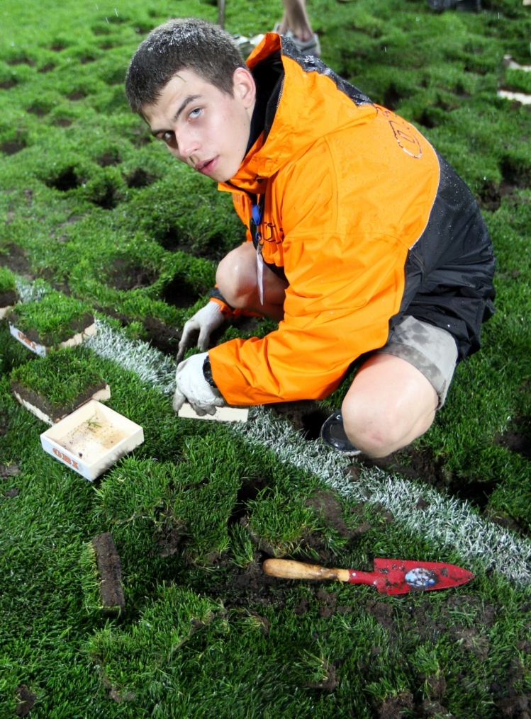 «ОБИ» подарил газон «Петровского» болельщикам