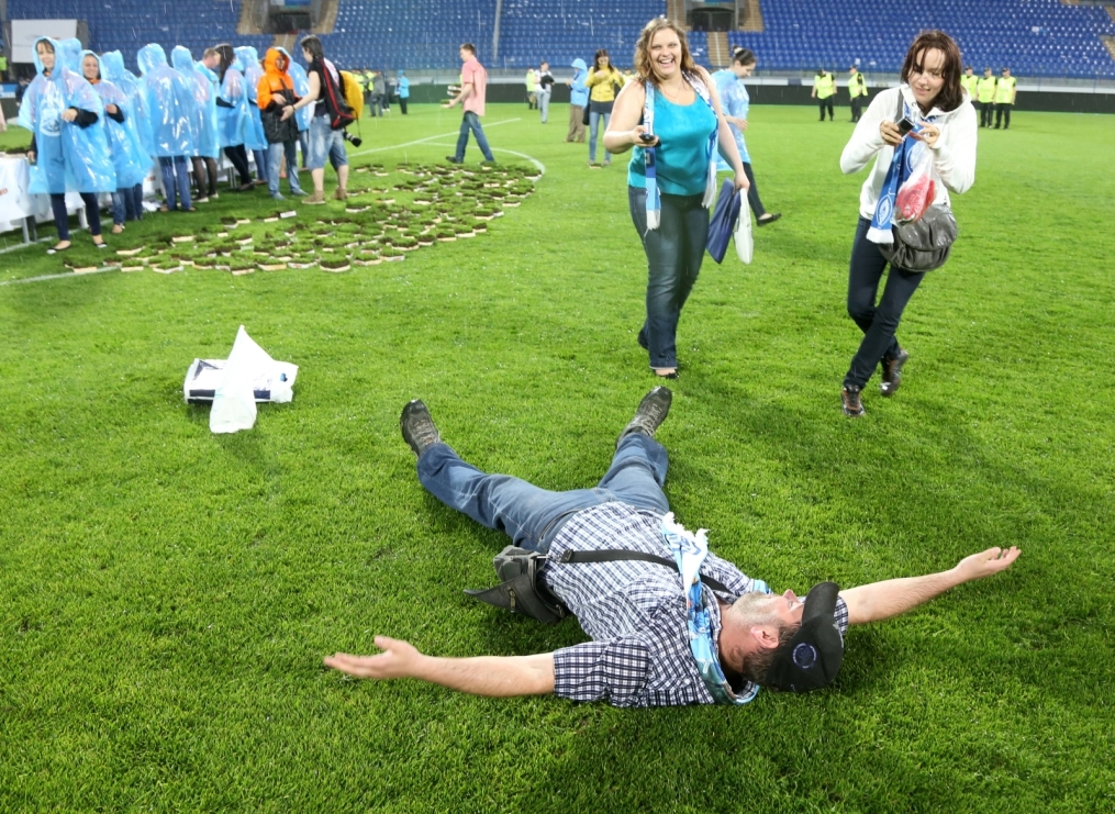 «ОБИ» подарил газон «Петровского» болельщикам