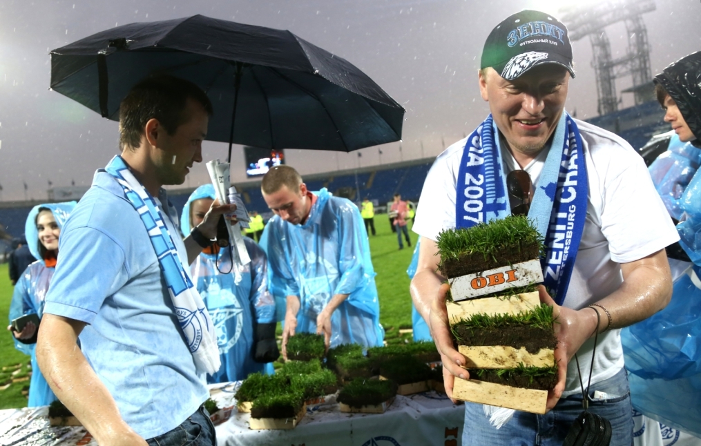 «ОБИ» подарил газон «Петровского» болельщикам