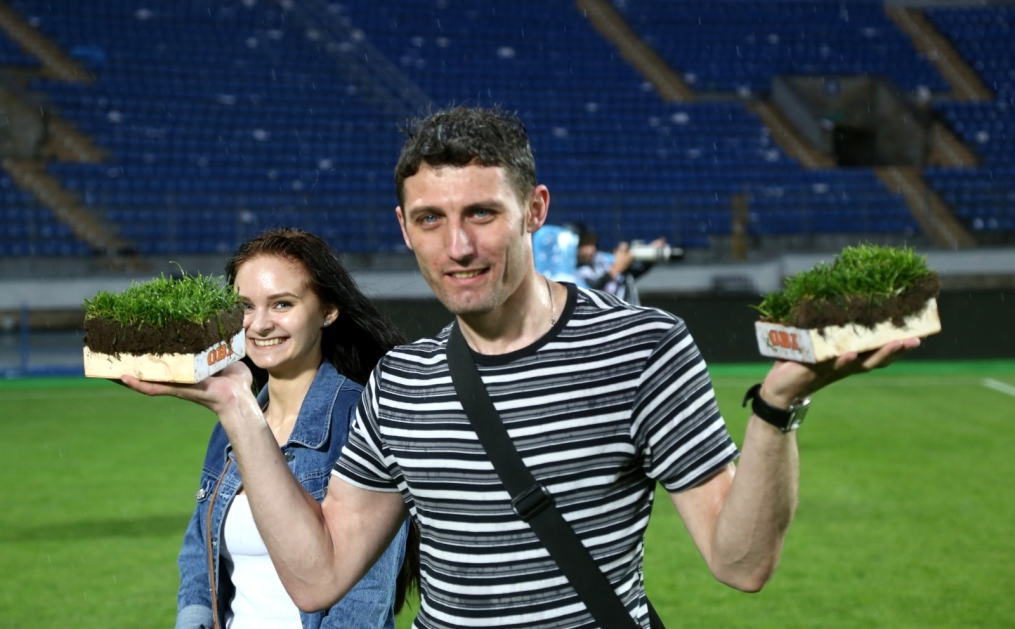 «ОБИ» подарил газон «Петровского» болельщикам