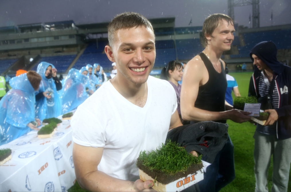 «ОБИ» подарил газон «Петровского» болельщикам