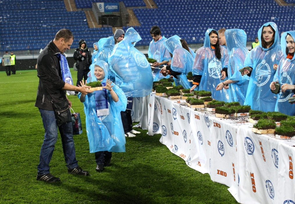 «ОБИ» подарил газон «Петровского» болельщикам