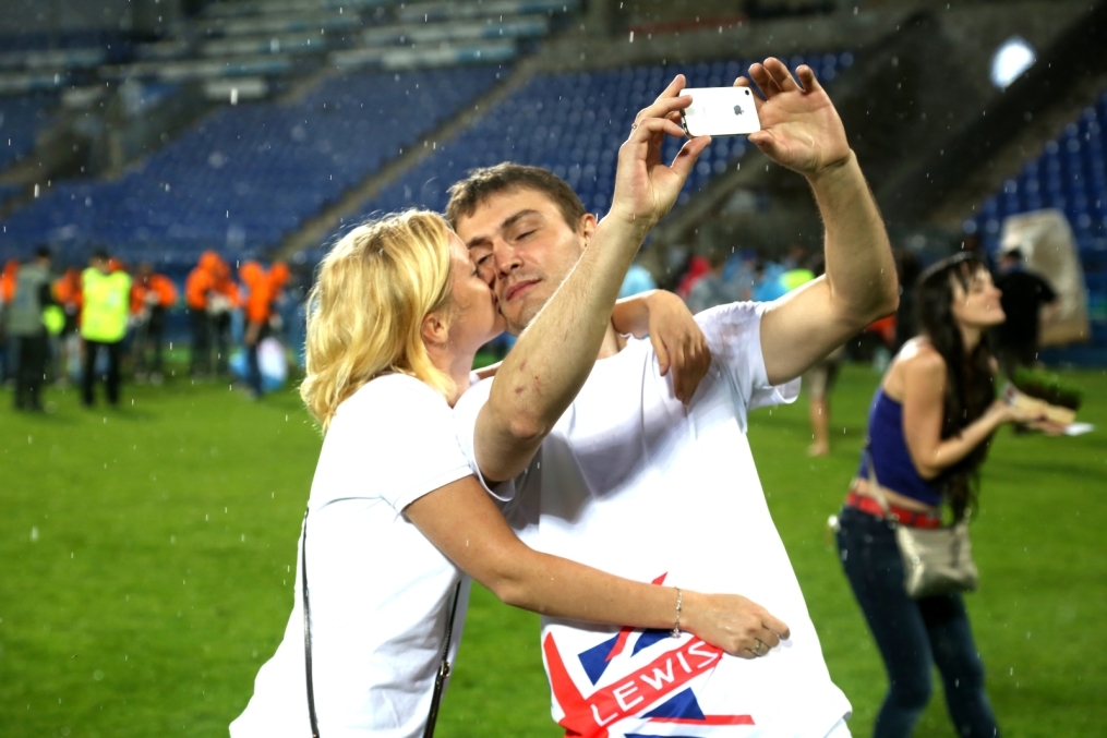 «ОБИ» подарил газон «Петровского» болельщикам